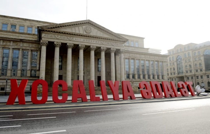 Bir yara var, yarar, yarar ürəkləri   – Günün şeiri