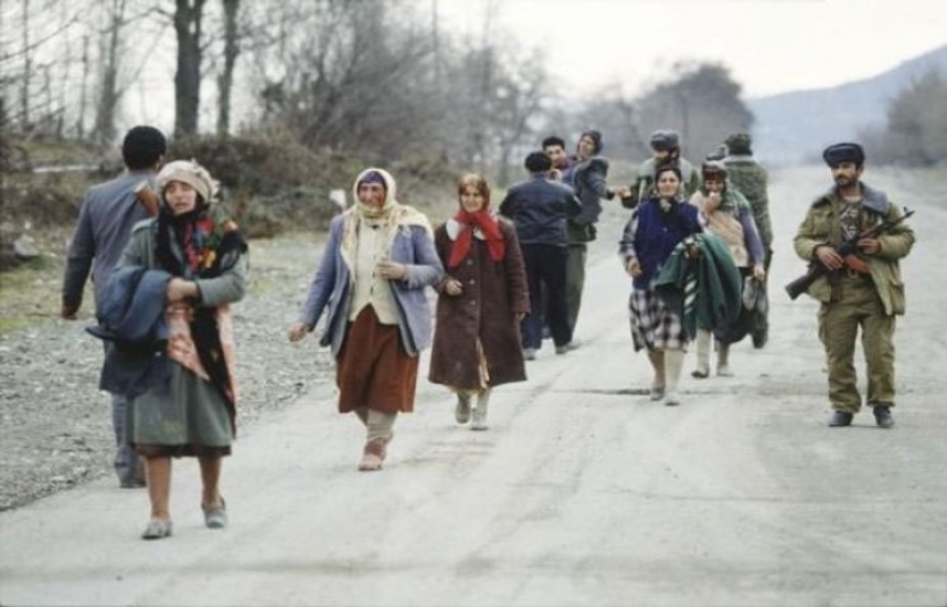 Türk yazardan təsirli Xocalı hekayəsi:                                                                          Bəyaz gülün tikanları                                                                       